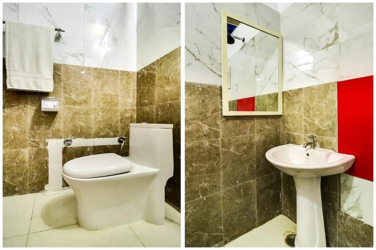 Attached bathroom with WC, washbasin, mirror and fresh towel