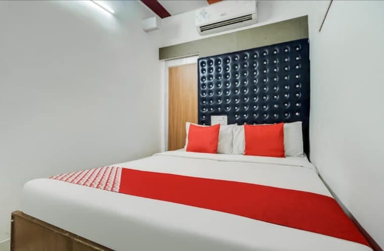 Compact guest room with double bed