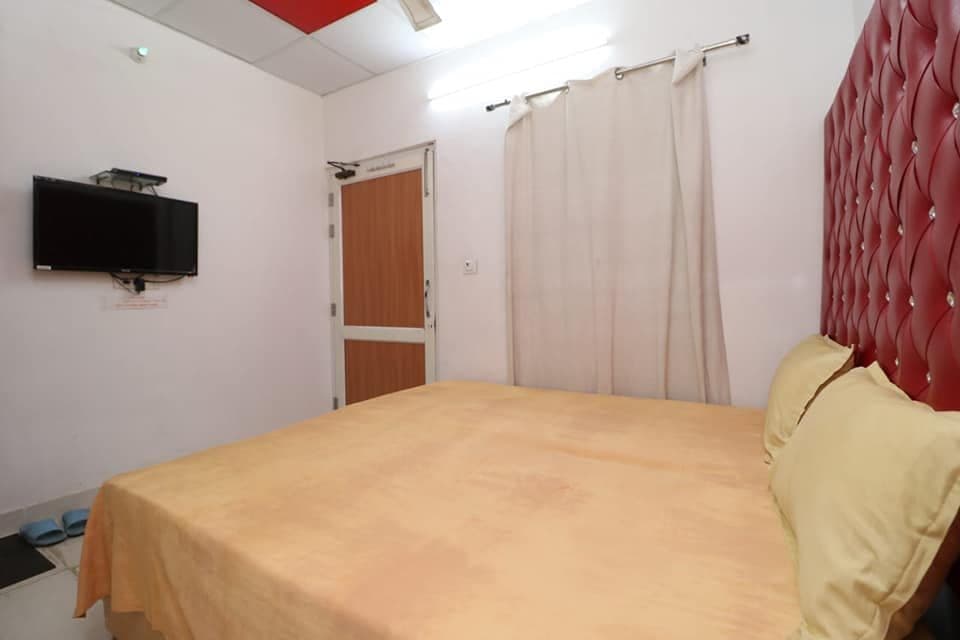 Guest room bedding and seating